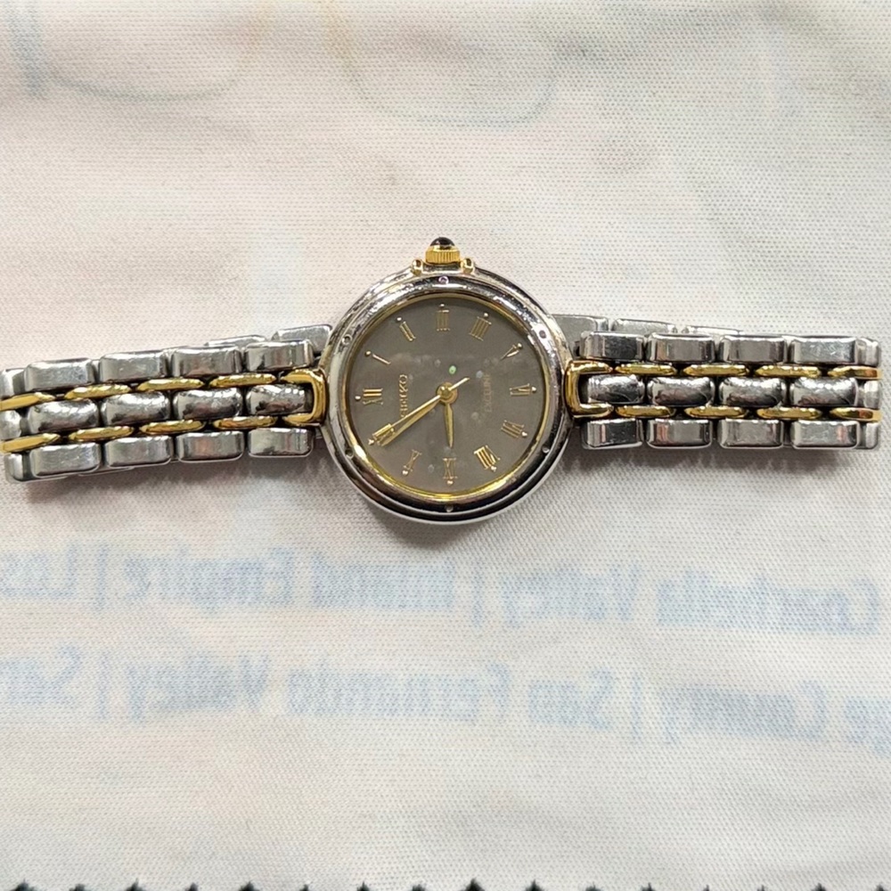 Seiko vintage 1995 Two-Tone Silver and Gold Women's Watch - Picture 3 of 6